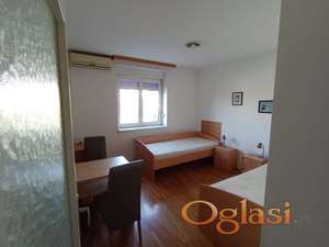 IZDAJEM MIRAN lep JEDNOSOBAN namešten STAN 30m2 -  Novi Sad